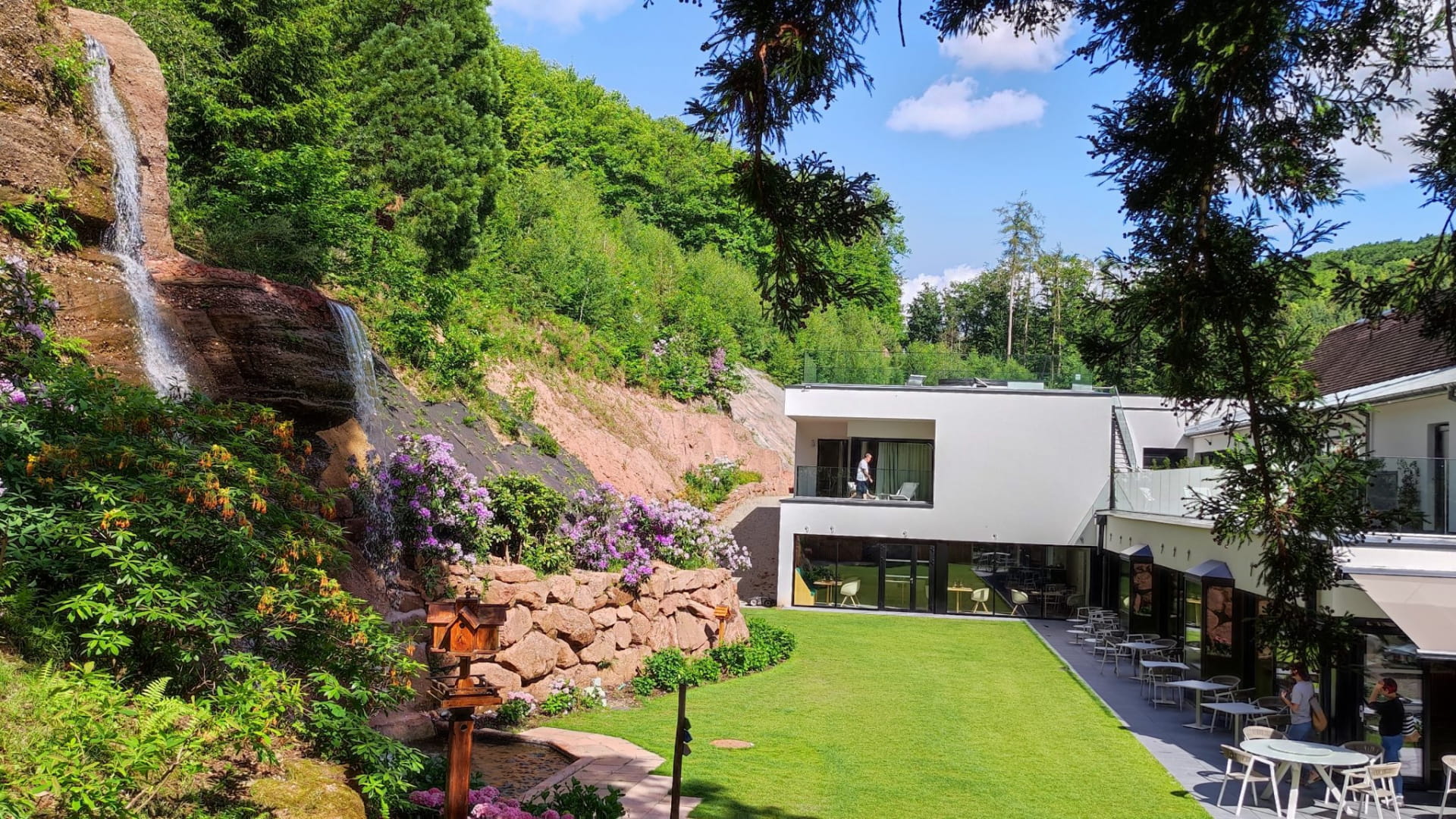 Repas Gastronomique au Restaurant La Table du 6717Entre forêts et vignobles, sur un vaste domaine de 6 hectares, le 6717 Nature Hôtel et Spa Le Clos des Délices**** vous propose de vivre une expérience gastronomique unique avec le coffret Plaisir 4 plats.L’établissement est situé à la sortie du village touristique d’Ottrott entre Strasbourg et Colmar, sur la célèbre Route des Vins d’Alsace. Pour célébrer un évènement spécial ou surprendre votre moitié, le restaurant terrasse Le Garden du 6717 Nature Hôtel et Spa Le Clos des Délices****, référencé dans le guide Michelin, vous ouvre ses portes. Le coffret Plaisir 4 plats Gastronomie et Saveurs vous permettra de savourer un menu 4 plats (hors boissons) soigneusement élaboré par Frédéric Lefèvre, chef étoilé Michelin, et sa brigade, à partir de produits de saison. De l’entrée au dessert, la cuisine se veut gourmande et créative.Découvrez une cuisine raffinée dans un cadre chaleureux, intime et contemporain. La salle profite d’une très belle luminosité grâce à sa grande baie vitrée. Mais surtout, la terrasse ombragée offre une vue magnifique sur une cascade et sur le parc du 6717 Nature Hôtel et Spa Le Clos des Délices****.Le restaurant de l’établissement, référencé dans le guide Michelin, vous propose 4 plats d'une cuisine créative, raffinée et gourmande 