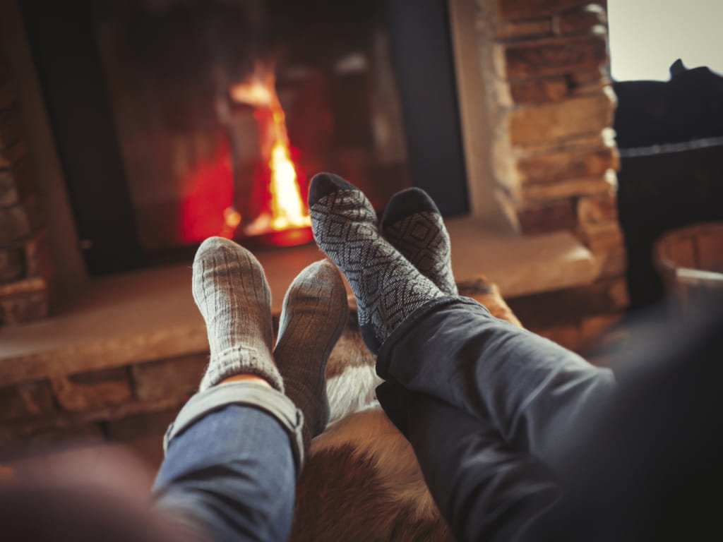 En couple, au coin du feu d'un chalet