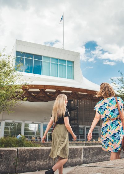 Deux femmes marchant devant le Centre Pompidou de Metz