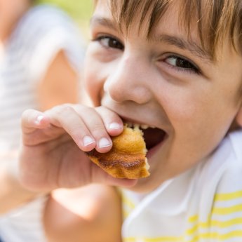 Enfant mangeant une tarte aux mirabelles