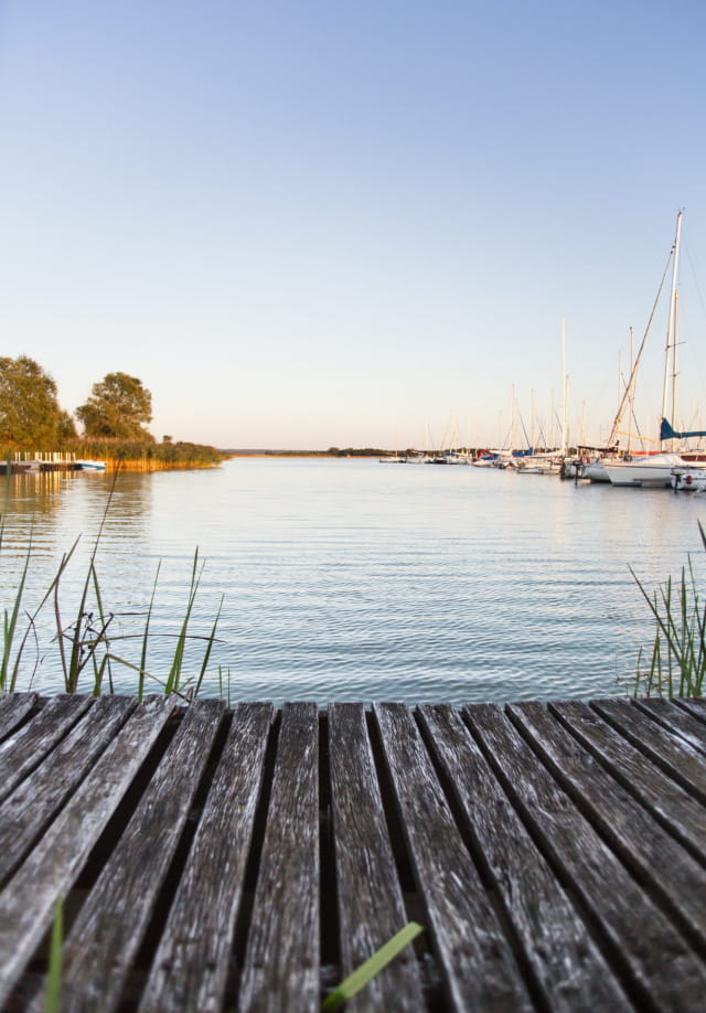 Couché de soleil sur le lac de Madine . Port de plaisance