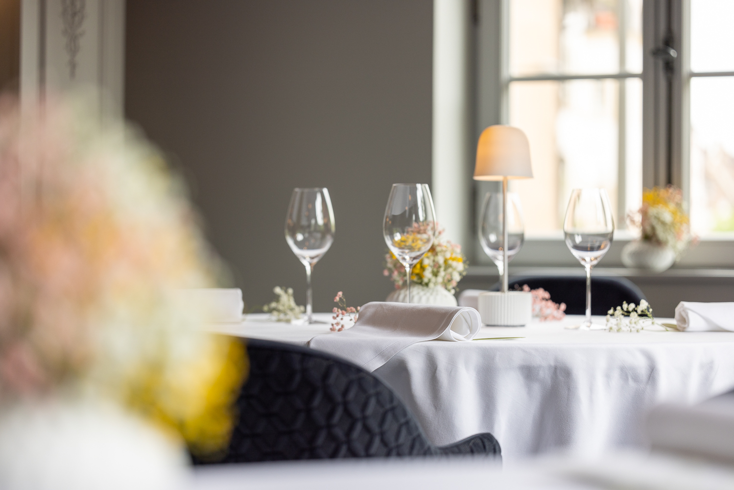 Déjeuner ou dîner gastronomique en 5 temps au 1741Embarquez pour un voyage gustatif d’exception au restaurant 1741 ! Située au cœur de Strasbourg, cette adresse vous invite à un déjeuner ou un dîner exquis. Laissez-vous séduire pour le plaisir de vos papilles ! Depuis sa 1ère étoile Michelin en 2014, le 1741 s&rsquo;est distingué par des récompenses prestigieuses, dont un macaron Michelin, 3 toques et la note de 16/20 au Gault &amp; Millau. Situé face au Palais Rohan, un monument classé au patrimoine mondial de l’UNESCO, l’établissement jouit d’un emplacement discret au bord de l’Ill. Son nom, inspiré de la date d’achèvement du Palais, témoigne de son lien profond avec l’histoire de la ville. L’équipe, tant en cuisine qu&rsquo;en salle, incarne la passion et l&rsquo;excellence. Michael Wagner, directeur de salle et sommelier, apporte son âme au 1741, tandis que le Chef Jérémy Page émerveille par ses créations culinaires, alliant audace et respect de la tradition française. Le menu en 5 temps, proposé hors boissons, ne manquera pas de vous surprendre. Inspirées de produits de haute qualité, issus de fournisseurs sélectionnés avec soin, les recettes du Chef varient au rythme des saisons. Elles évoluent chaque semaine pour des expériences constamment renouvelées. Pour que chacun puisse apprécier l&rsquo;art gastronomique du Chef, le restaurant porte une attention particulière à chaque exigence alimentaire. N’hésitez pas à faire part de vos allergies ou intolérances pour recevoir un menu adapté à vos besoins. Réservez dès maintenant et préparez-vous à une aventure qui marquera vos sens. Ne ratez pas cette occasion de déguster un repas exceptionnel au 1741 !Découverte de la gastronomie française au cœur de Strasbourg