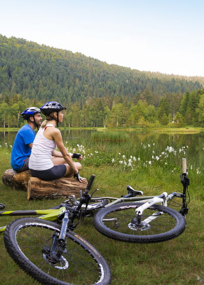 Massif des Vosges, La Bresse - Xonrupt-Longemer, vélo, couple devant lac de Longemer