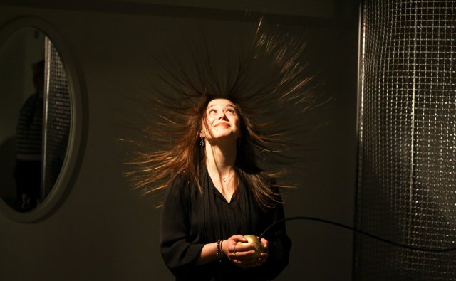 Expérience d'électricité statique au musée Electropolis
