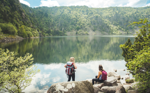 Deux randonneuses devant le lac Blanc