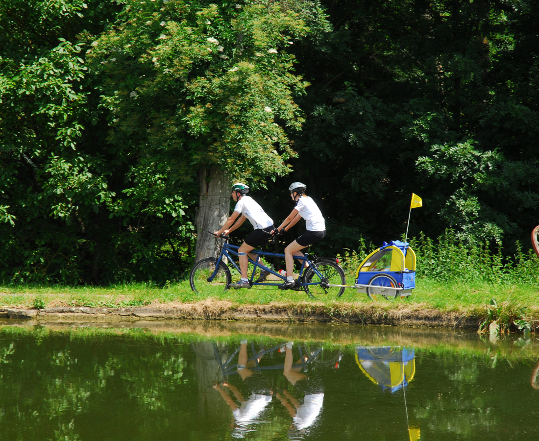 Vélo le long du canal à Humes