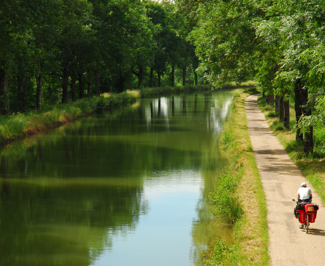 Vélo le long du canal à Peigney