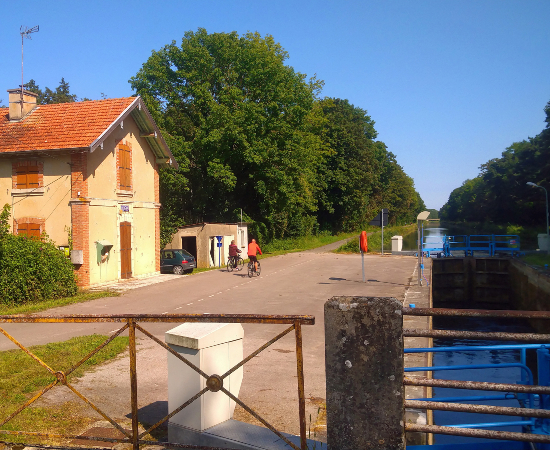 écluse sur le canal entre Champagne et Bourgogne