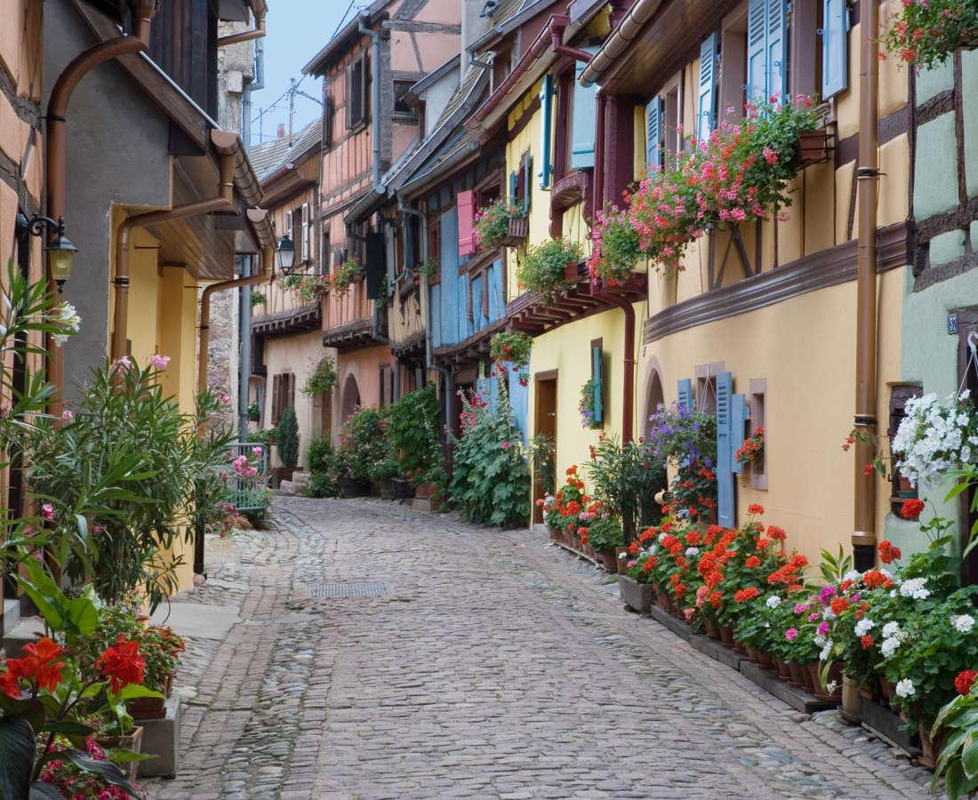 Ruelle fleurie à Eguisheim
