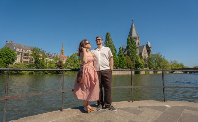 une femme et un homme debout devant un plan d’eau