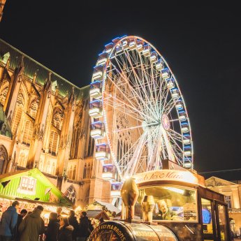 Grande roue devant la cathédrale de Metz à Noël