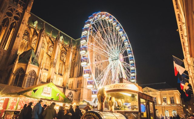 Grande roue devant la cathédrale de Metz à Noël