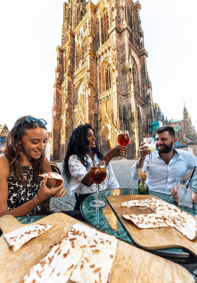 Dégustation de tarte flambée devant la Cathédrale Notre Dame de Strasbourg
