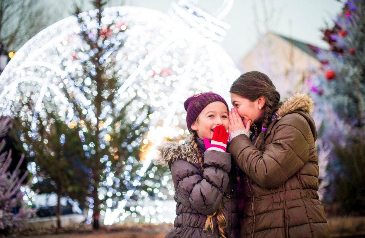 Enfants devant les décors de Noël à Haguenau