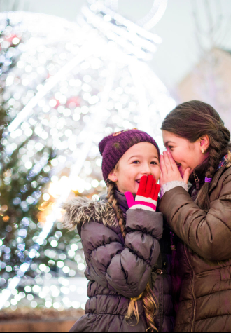 Enfants devant les décors de Noël à Haguenau