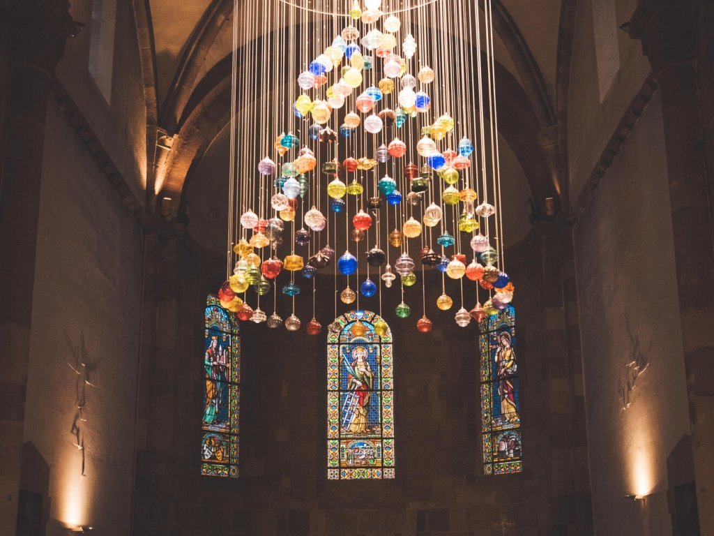 Exposition de sapins de Noël suspendus à Sélestat