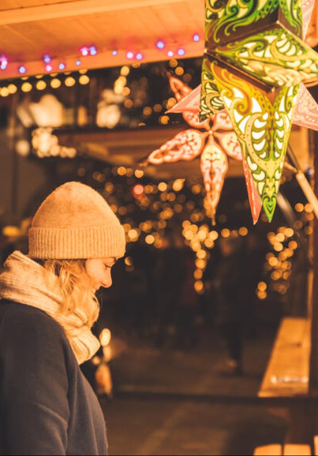 Femme devant les étales du marché de noel d'obernai