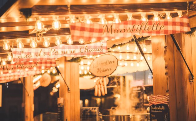 Stand spécialités et vin chaud marché noel obernai