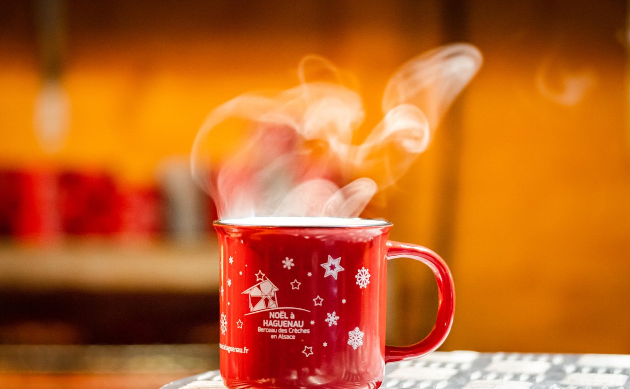 Tasse de vin chaud au marché de noel de haguenau