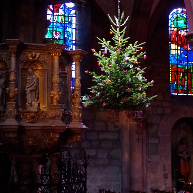 Sapin de Noël suspendu à Sélestat