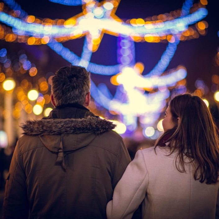 En couple sous les lumières de Noel
