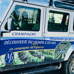 Land Rover Defender Champagne Philippe Mallet om de hellingen van de Champagne te overzien