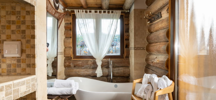 Salle de bain luxueuse en rondin de bois