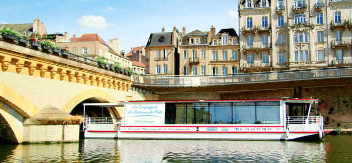 Le Graoully, an electro-solar boat, near the Temple-Neuf in the heart of the city