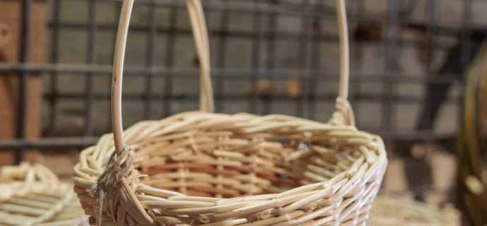 Basketry workshop, making a round basket