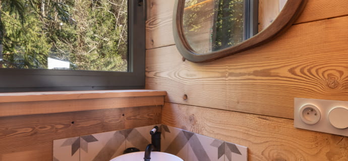 Badkamer met uitzicht op het bos