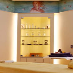 Sala trattamenti con lettino per massaggi