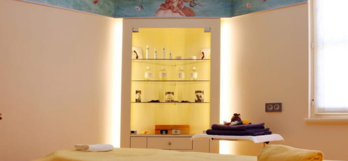 Behandlungsraum mit Bett für Massagen