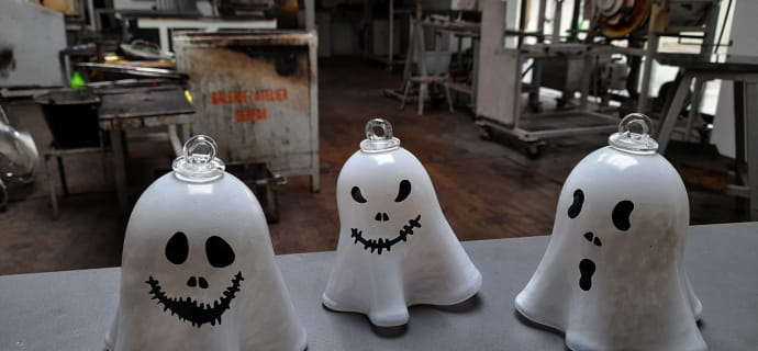 Fantômes en verre soufflés dans l'atelier de soufflage du Cerfav
