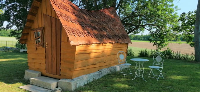 Kleine Hütte am Bahnhof von Lurey Conflans