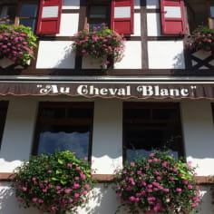 Vista frontale del ristorante dell'hotel Au Cheval Blanc