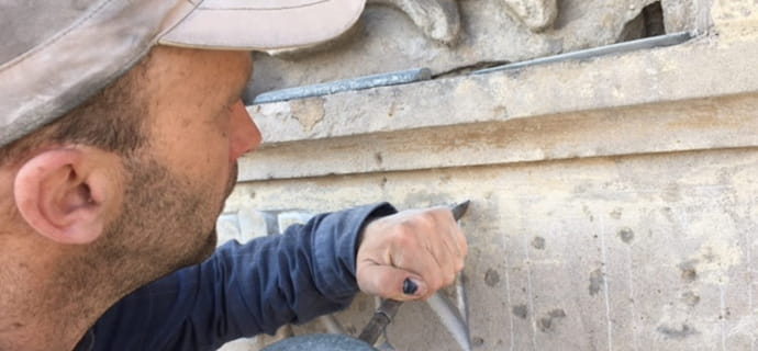 Denis Valdenaire, snijder, beeldhouwer, graveur, ambachtsman in erfgoedrestauratie sinds 30 jaar, begeleidt u bij de ontdekking van het vak.