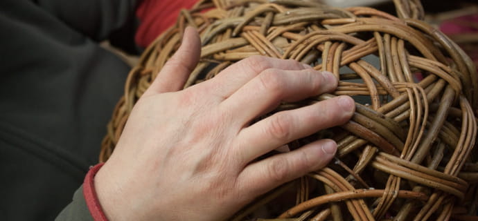 Braiding his basket allows the trainee to discover the gesture of the basket maker