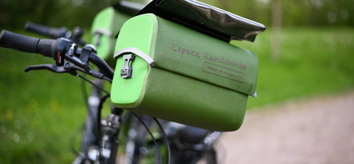 Nos vélos de location, électriques ou classiques, équipés pour le cyclotourisme 