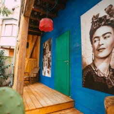 Soggiorno a tema Frida Kahlo con vasca idromassaggio privata 