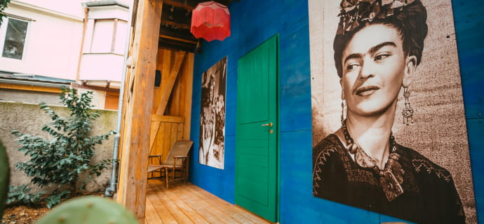 Soggiorno a tema Frida Kahlo con vasca idromassaggio privata 
