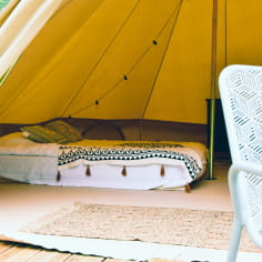 Bell-Zelt mit allem Komfort Glamping Bett auf der Domaine d'Haulmé