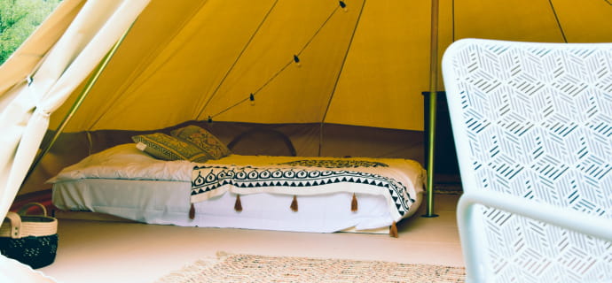 Bell-Zelt mit allem Komfort Glamping Bett auf der Domaine d'Haulmé