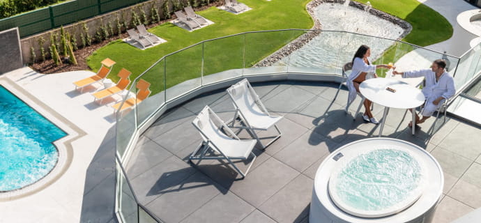 Spa-Suite mit privatem Whirlpool auf Panoramaterrasse