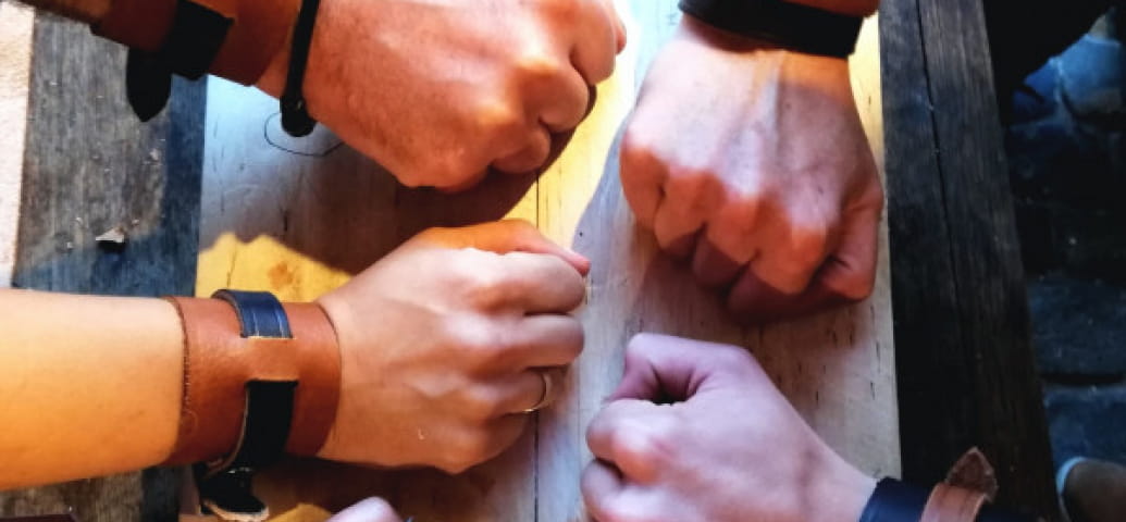 Laboratorio di cuoio - Creazione di un braccialetto di forza