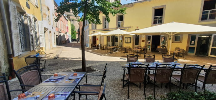 BEAUTIFUL SUMMER TERRACE QUIETLY LOCATED IN A PEDESTRIAN STREET, Historic Center of Epinal