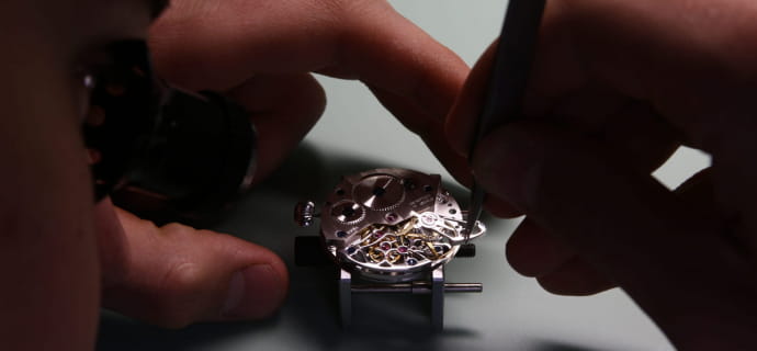 Découverte des mécaniques de précision avec un artisan horloger