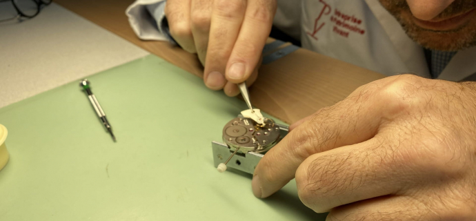 Découverte des mécaniques de précision avec un artisan horloger