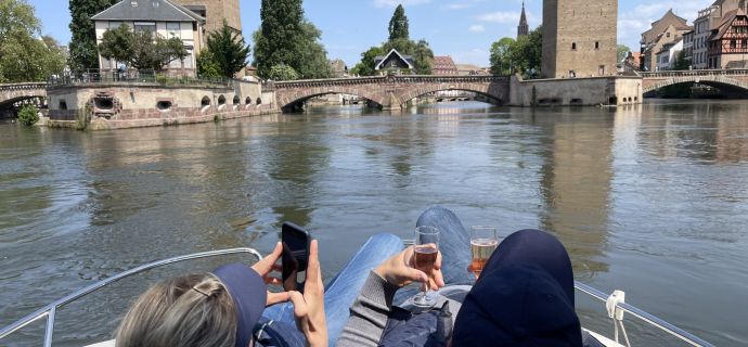Gedeckte Decks in Straßburg auf einem privaten Boot