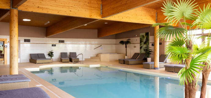 Espace détente : piscine, jacuzzi, sauna, hammam, salle de fitness