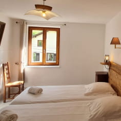 Een mooie slaapkamer met 2 comfortabele bedden 90*200